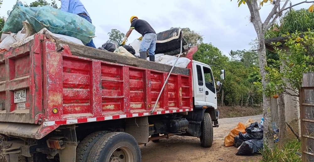 San Gil recolectó 5,2 toneladas de residuos en zona rural imagen de la publicación