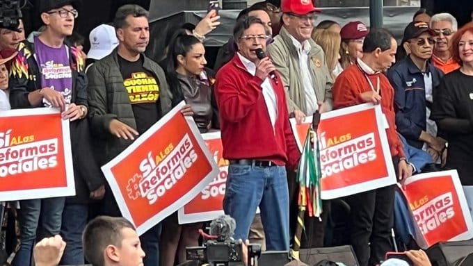 “Si no aceptan la consulta, el pueblo los sacará”: fuerte advertencia de Petro al Congreso imagen de la publicación