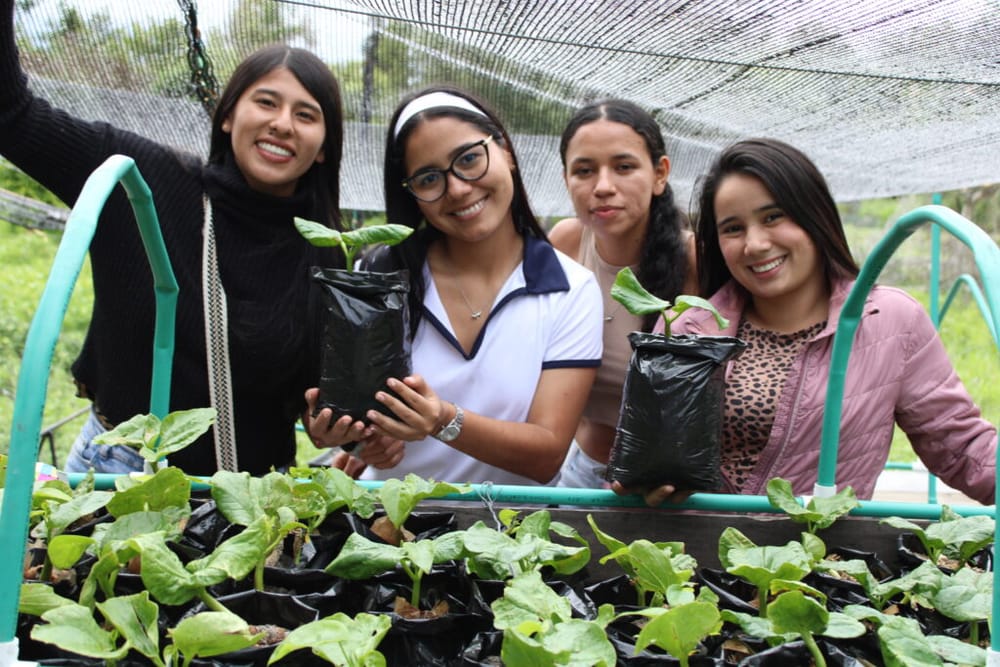 Ellas son las santandereanas que repoblarán de ceibas barrigonas  paisajes del Cañón del Chicamocha imagen de la publicación