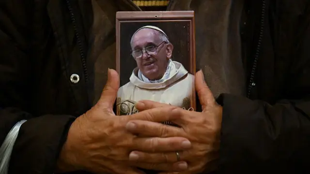 Miles de fieles viajarán a Roma para despedir al papa Francisco, en medio de un aumento sin precedentes en precios y demanda imagen de la publicación