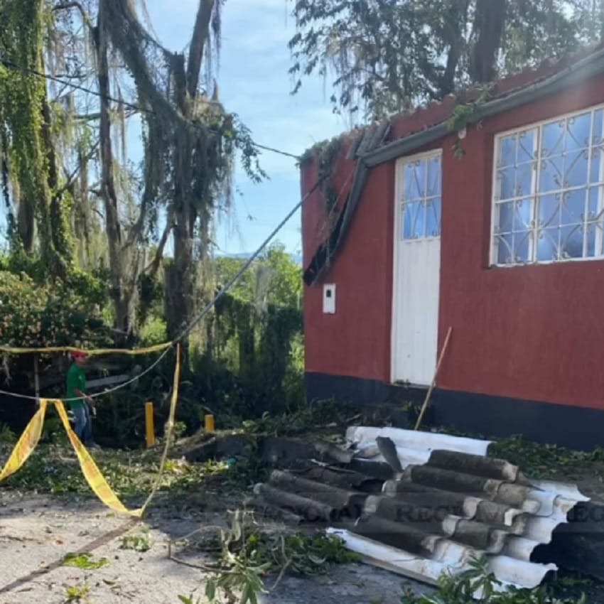 Torrencial aguacero y  vientos huracanados causaron destrucción en Barbosa, Santander imagen de la publicación