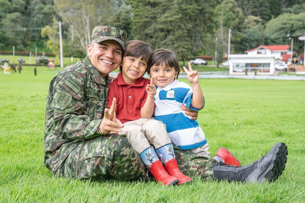 Dos hermanos volaron sobre tierra gracias al Ejército Nacional imagen de la publicación