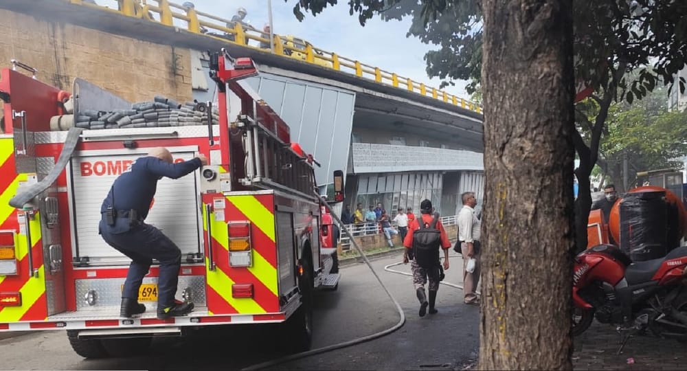 Incendio devasta local en Quebrada Seca y moviliza a Bomberos de Bucaramanga imagen de la publicación