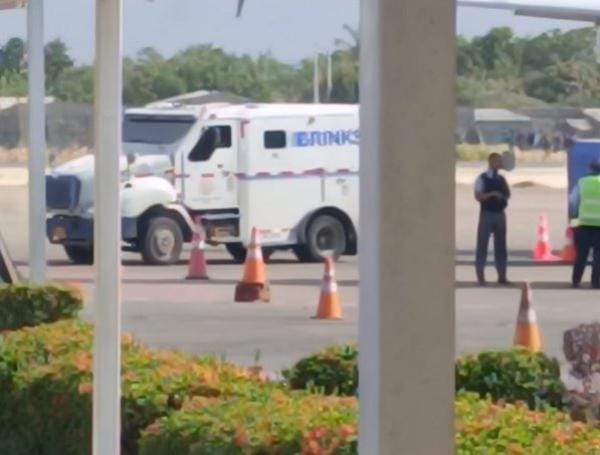 Millonario robo a carro de valores y tiroteo sacuden el aeropuerto de Riohacha imagen de la publicación