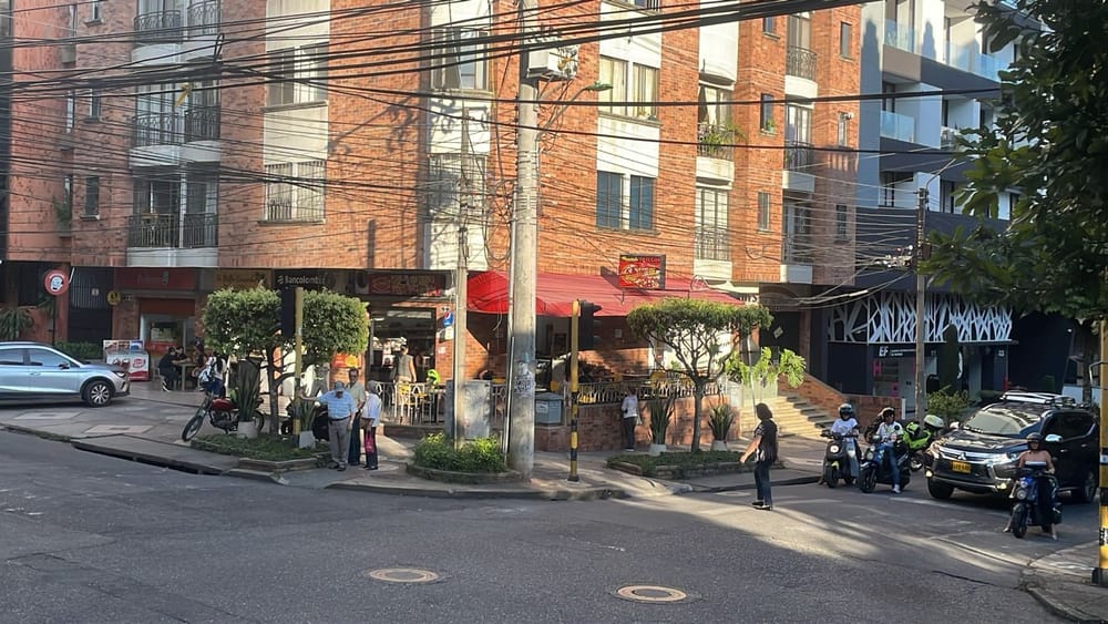 Brutal atraco a una adulta mayor que fue arrastrada hasta la calle desde el interior de una panadería en Bucaramanga imagen de la publicación