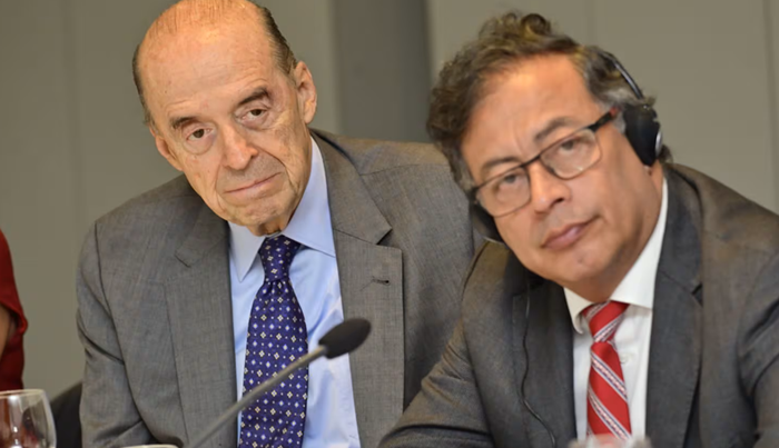 Exministro Álvaro Leyva prepara libro contra Petro imagen de la publicación