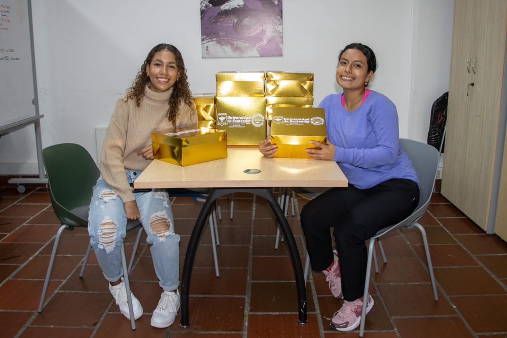 Estudiantes plasmaron la historia de la UDES en baldosas imagen de la publicación