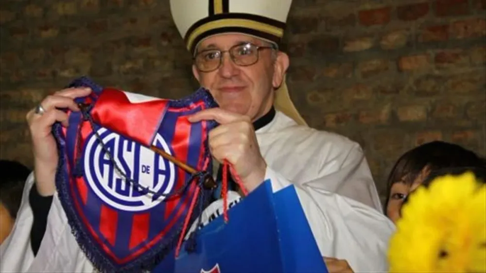 San Lorenzo despidió con emoción al Papa Francisco , el "cuervo eterno" imagen de la publicación