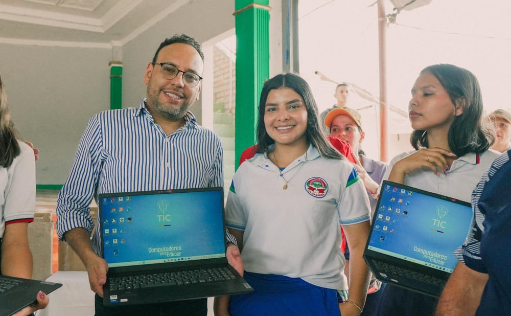 Estudiantes del Catatumbo reciben 450 computadores imagen de la publicación