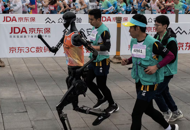 Pekín vivió el primer maratón entre humanos y androides imagen de la publicación