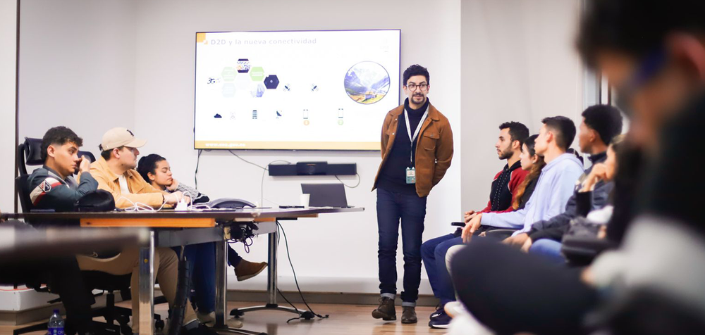 25 bumangueses conocieron las tecnologías utilizadas para garantizar el uso eficiente y seguro del espectro en Colombia imagen de la publicación