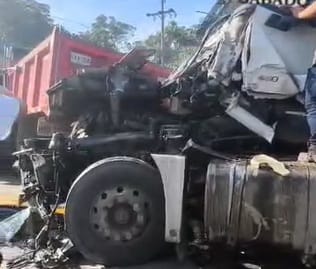 Última HORA: Choque múltiple en la mañana de este sábado entre camiones dejó varios heridos en la vía a Barrancabermeja imagen de la publicación