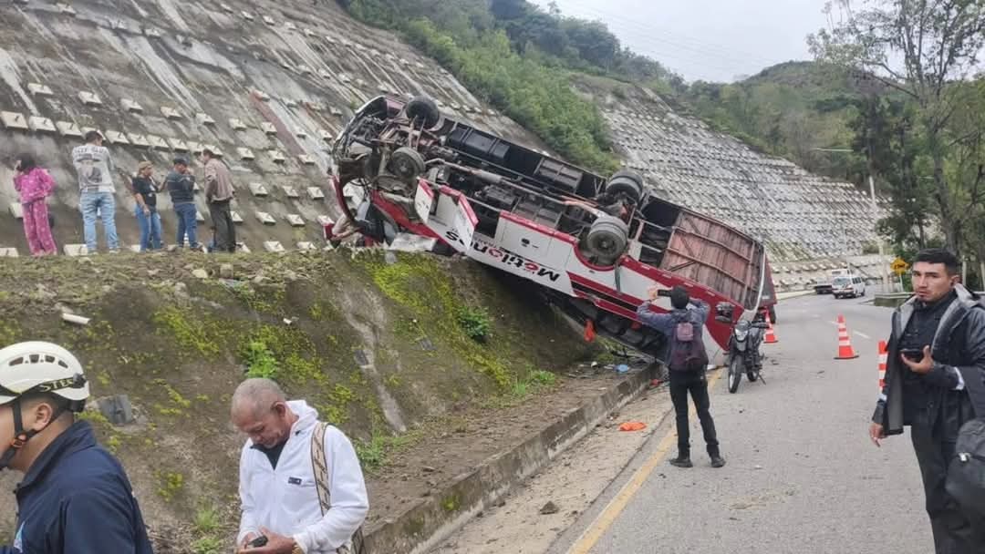 Accidente en la ruta Pamplona - Cúcuta deja una mujer muerta y varios heridos imagen de la publicación