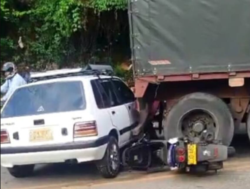 Tractomula sin frenos arrolló vehículos en Bucaramanga imagen de la publicación