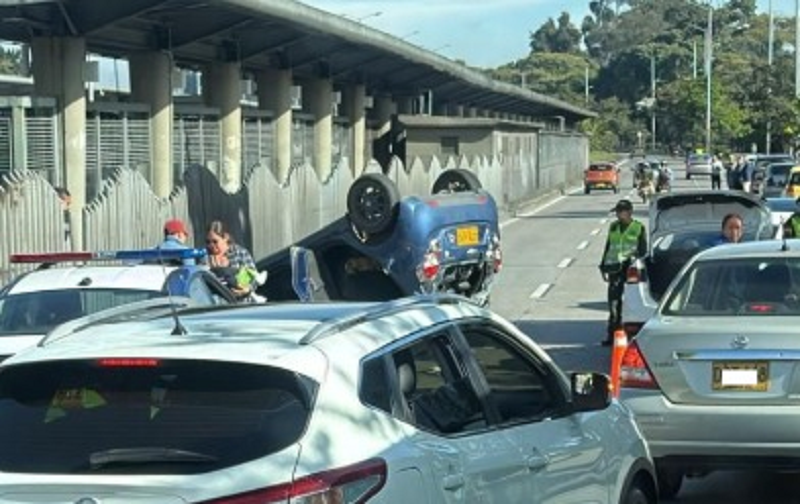 Brutal choque entre dos vehículos deja uno volcado y sin victimas mortales imagen de la publicación