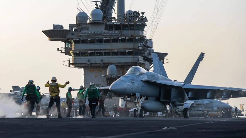 Un F/A-18E Super Hornet se hundió en el Mar Rojo durante una maniobra de remolque en el USS Truman imagen de la publicación