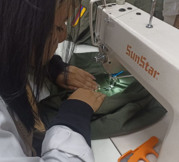 Estudiantes diseñan bolsos ecológicos con uniformes policiales imagen de la publicación