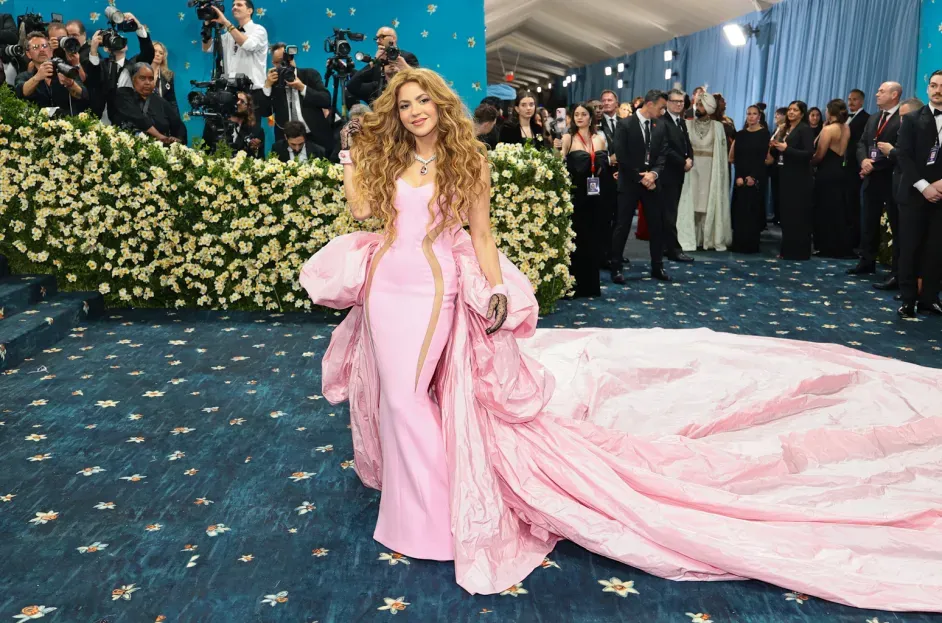 Shakira deslumbra en la MET Gala 2025 con un vestido rosa de Prabal Gurung y un toque costeño que encantó a sus fans imagen de la publicación