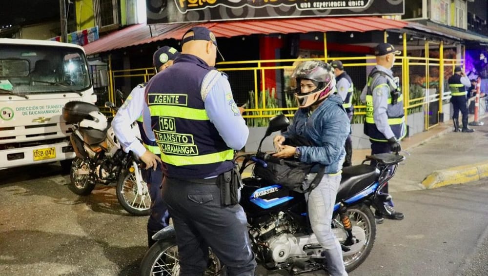 Todo lo que debe saber sobre restricciones a motos en el Área Metro imagen de la publicación