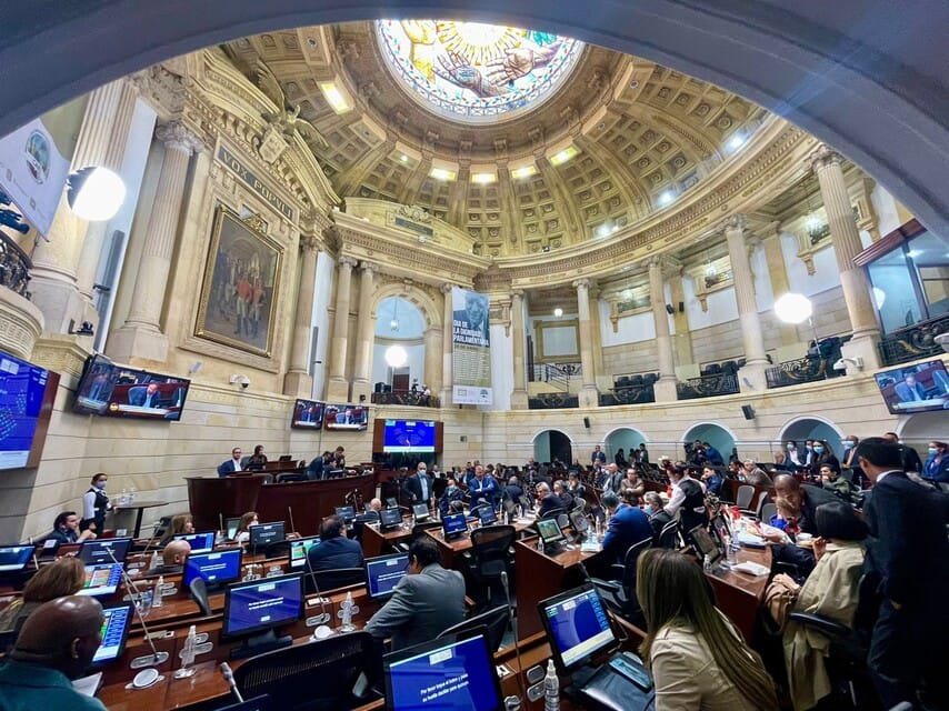 Ocho bancadas del Congreso acusan al Petro de atropellar la democracia por decretar la consulta popular imagen de la publicación