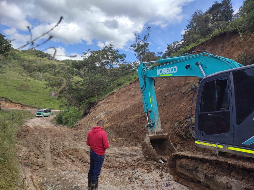 Deslizamientos afectaron viviendas y vías en el sur de Santander imagen de la publicación