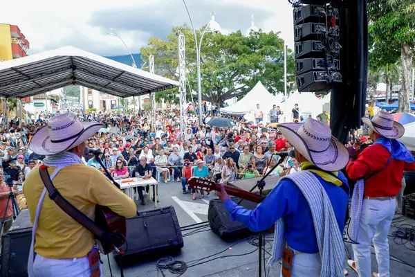 Senado aprobó declarar Patrimonio Cultural el Festival de Duetos Hermanos Martínez imagen de la publicación