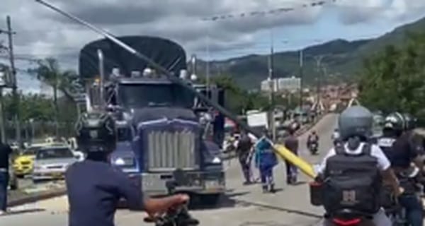 Conductora inexperta casi provoca una tragedia en la vía El Palenque - Bucaramanga imagen de la publicación
