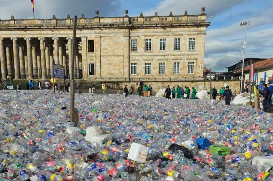 La Plaza de Bolívar amaneció cubierta de residuos reciclables: recicladores protestan imagen de la publicación