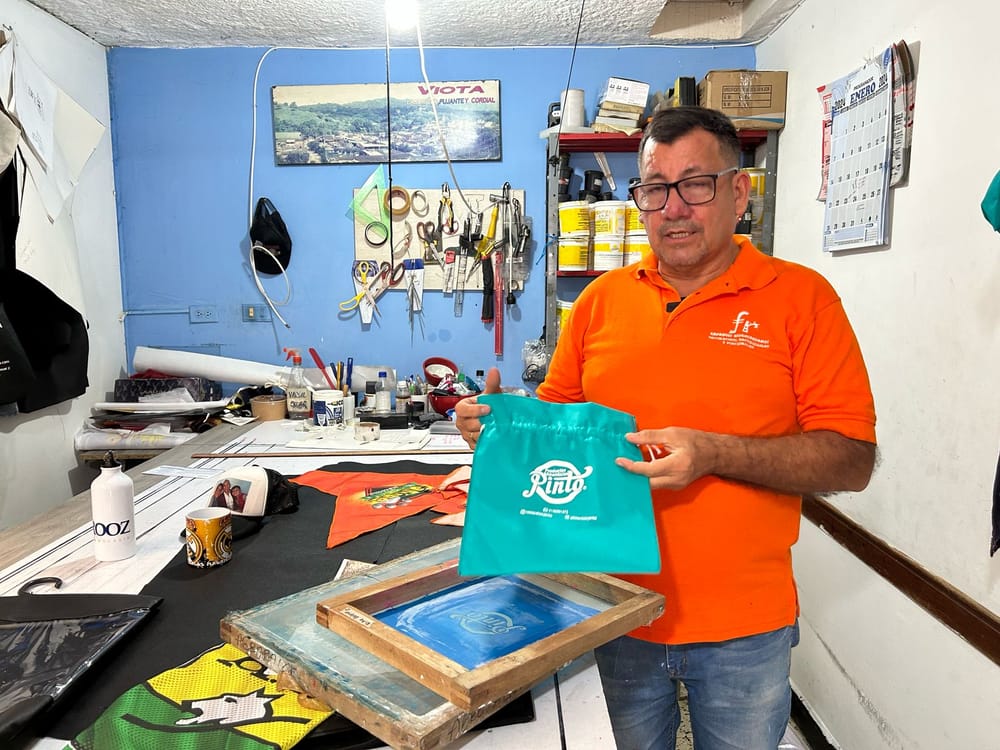 Oscar Franco: El arte de la serigrafía que impulsa su emprendimiento ecológico imagen de la publicación