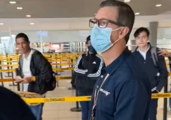 Ejemplar sanción contra funcionario de inmigración que agredió a golpes a un turista imagen de la publicación