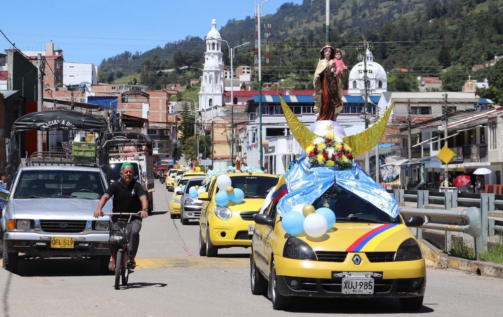 La única pasajera con cupo en todos los vehículos es la Virgen del Carmen imagen de la publicación