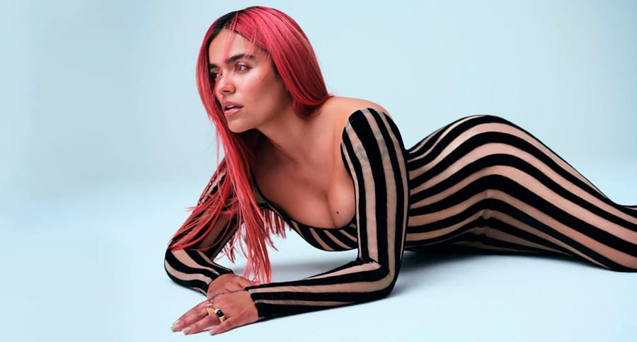 Karol G deslumbra en la portada de Elle España con un tributo a sus raíces latinas imagen de la publicación
