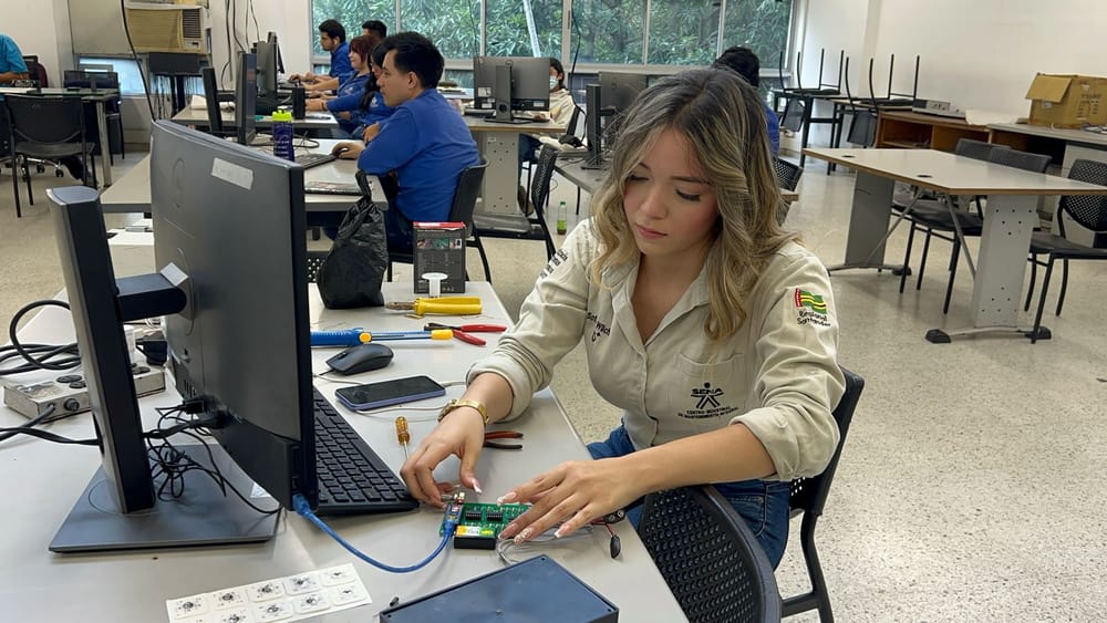 Entre robots y pasarelas: la historia de Sofía, aprendiz SENA que rompe estereotipos imagen de la publicación