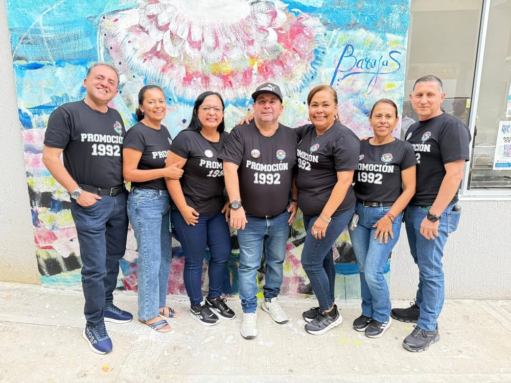 Exalumnos atesorando emotivos recuerdos imagen de la publicación
