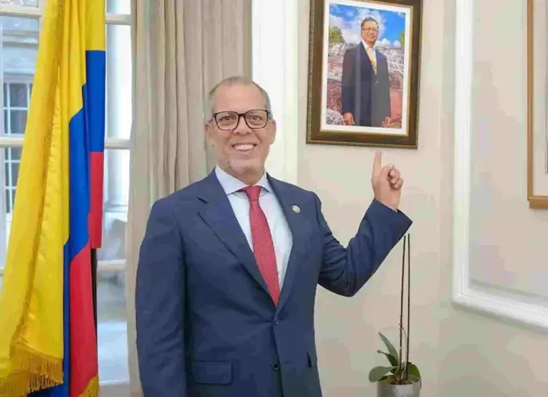 !Toda una joya de funcionario! Oficializan suspensión contra Alfredo Saade imagen de la publicación