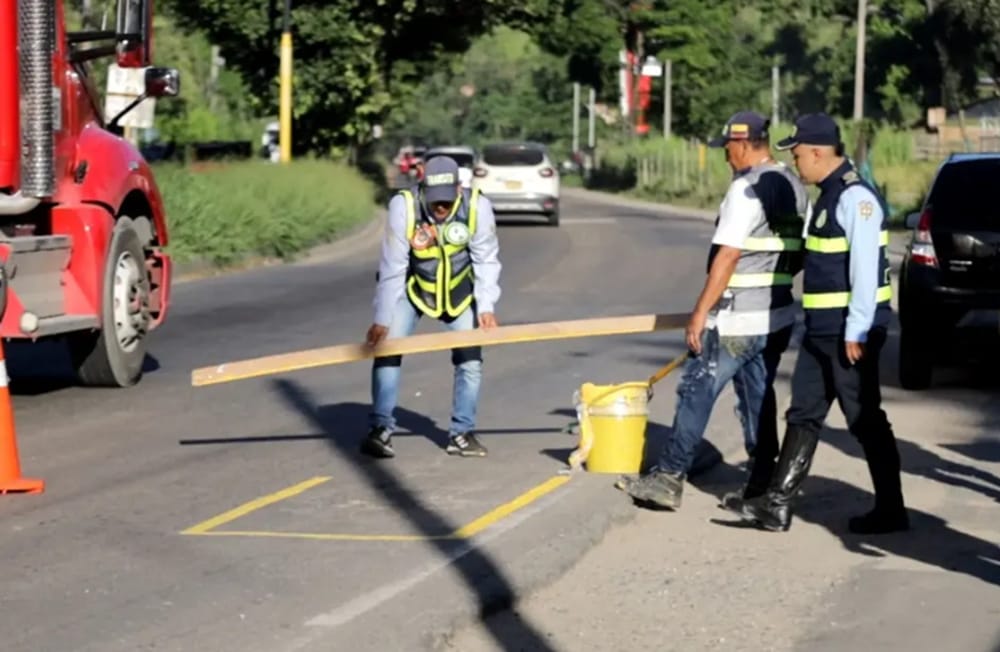 Para prevenir accidentes Tránsito de Girón pintó 200 huecos en la vía que conecta con Floridablanca imagen de la publicación
