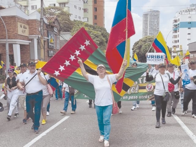 Treinta mil santandereanos marcharon esta semana por la libertad de Uribe Vélez imagen de la publicación