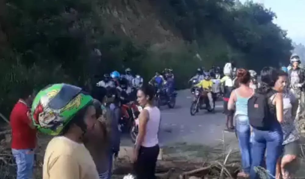 Bloqueos en ‘Paso Malo’ mantienen incomunicado el norte de Bucaramanga imagen de la publicación