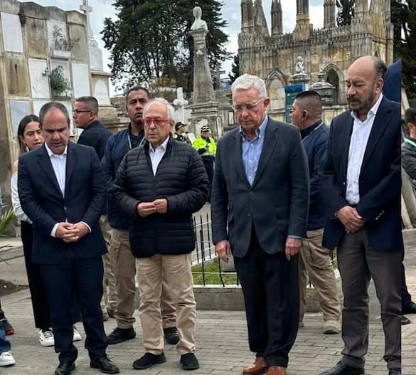Álvaro Uribe desde la calle le da aire al Centro Democrático imagen de la publicación