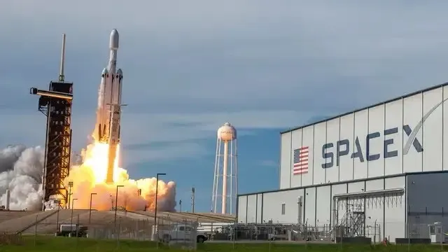 Tripulación internacional llega a la EEI en tiempo récord a bordo de cápsula de SpaceX imagen de la publicación