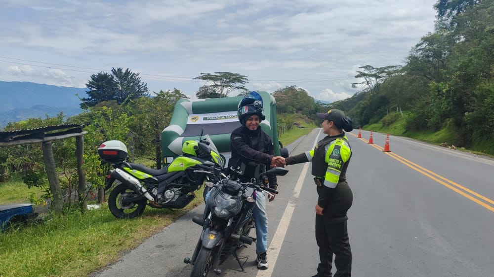 Policía Nacional activa operativo para garantizar retorno seguro en vías de Santander imagen de la publicación