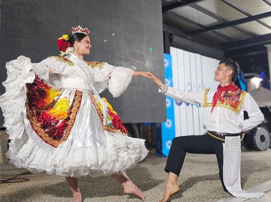 Orgullo y belleza onzagueña en el exterior imagen de la publicación