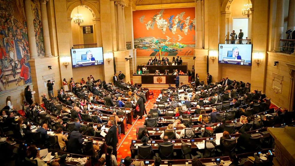 Presidente Petro descarta incremento a gasolina y cerveza: Congreso aprobó en primer debate presupuesto para 2026 imagen de la publicación