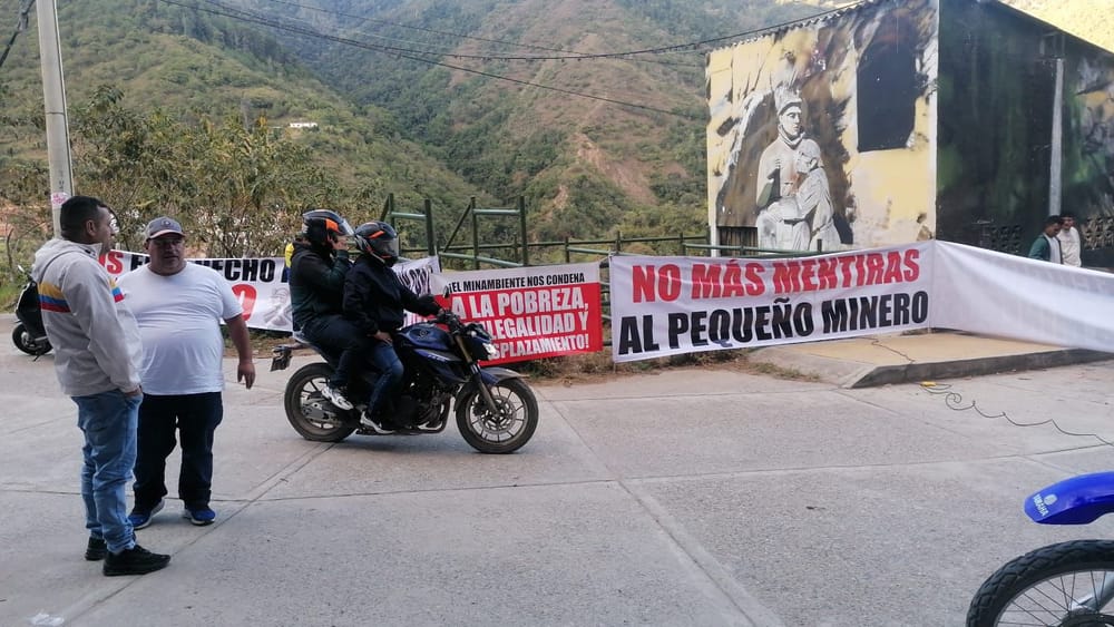 Con bloqueos viales comunidad de Soto Norte impide estudios del gobierno nacional a los suelos imagen de la publicación
