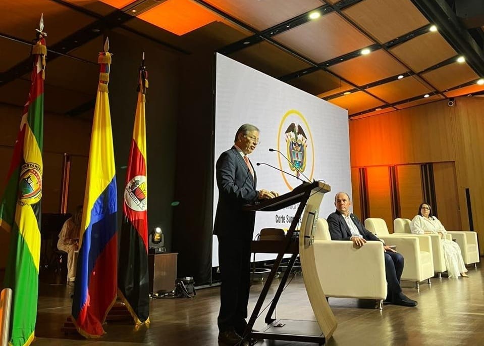 Presidente de la Corte Suprema homenajeo a los inmolados del Palacio de Justicia desde Bucaramanga imagen de la publicación