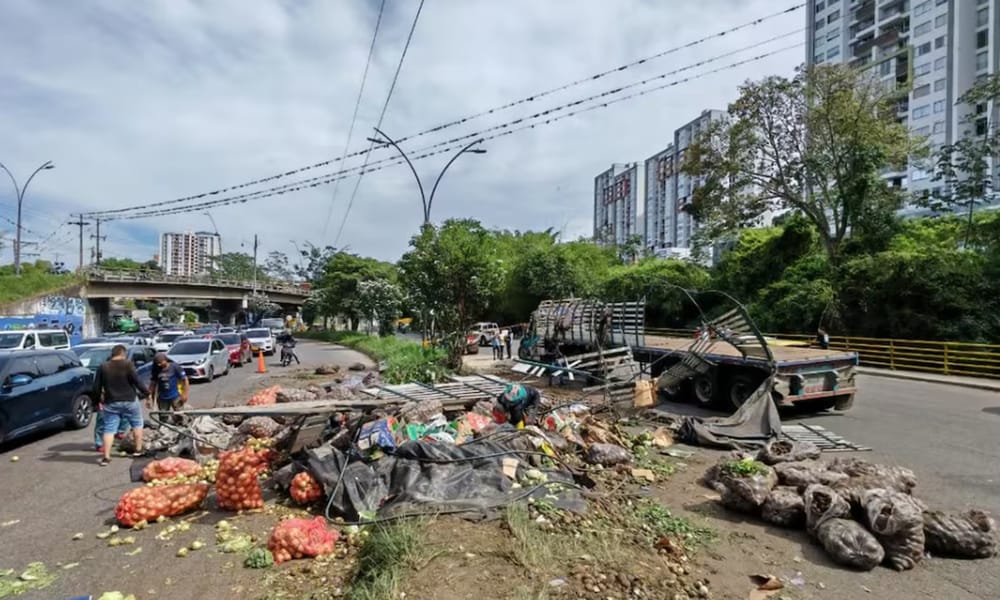Seis hora de taponamiento en la autopista Piedecuesta - Bucaramanga por volcamiento de una tractomula imagen de la publicación