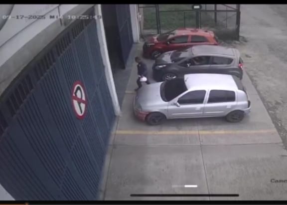 Video- En cámaras de seguridad quedó registrado el robo a un vendedor de almuerzos en Girón imagen de la publicación