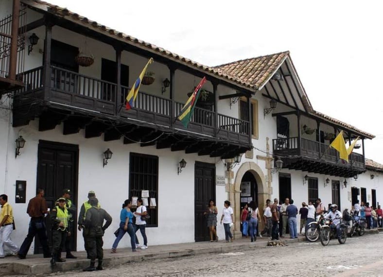Sede de la Alcaldía de Girón está en ruinas y será evacuada imagen de la publicación