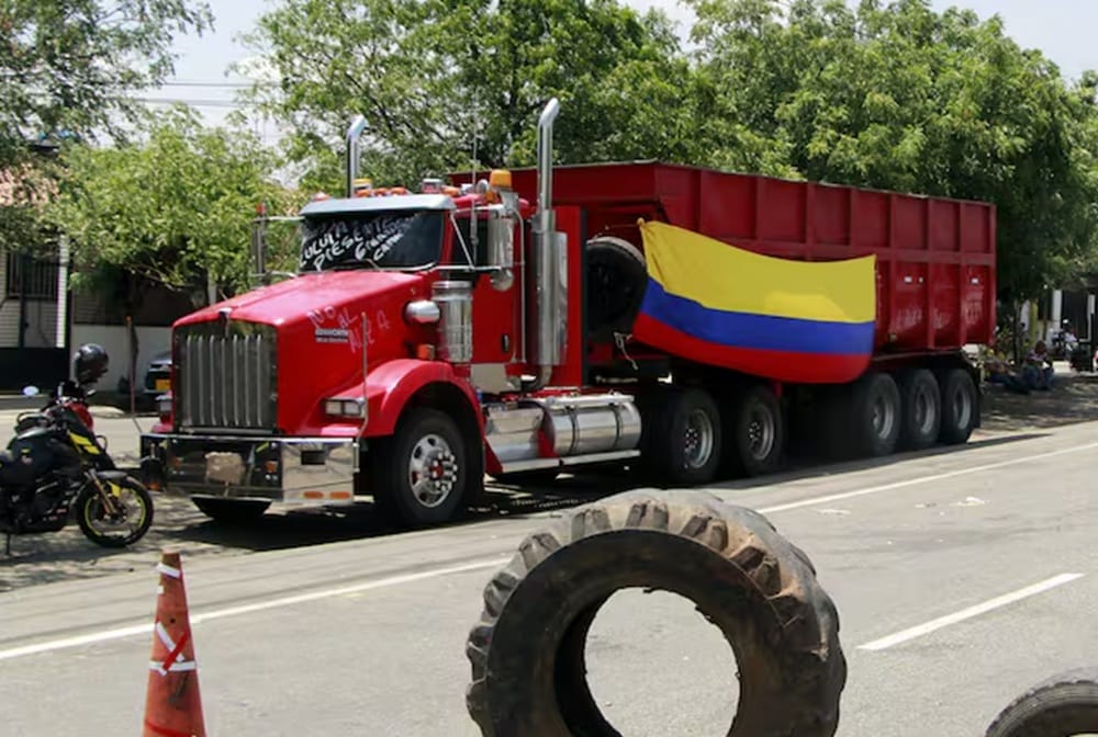 Transportadores de Santander paralizan movimientos hacia la frontera con Venezuela por falta de pólizas imagen de la publicación