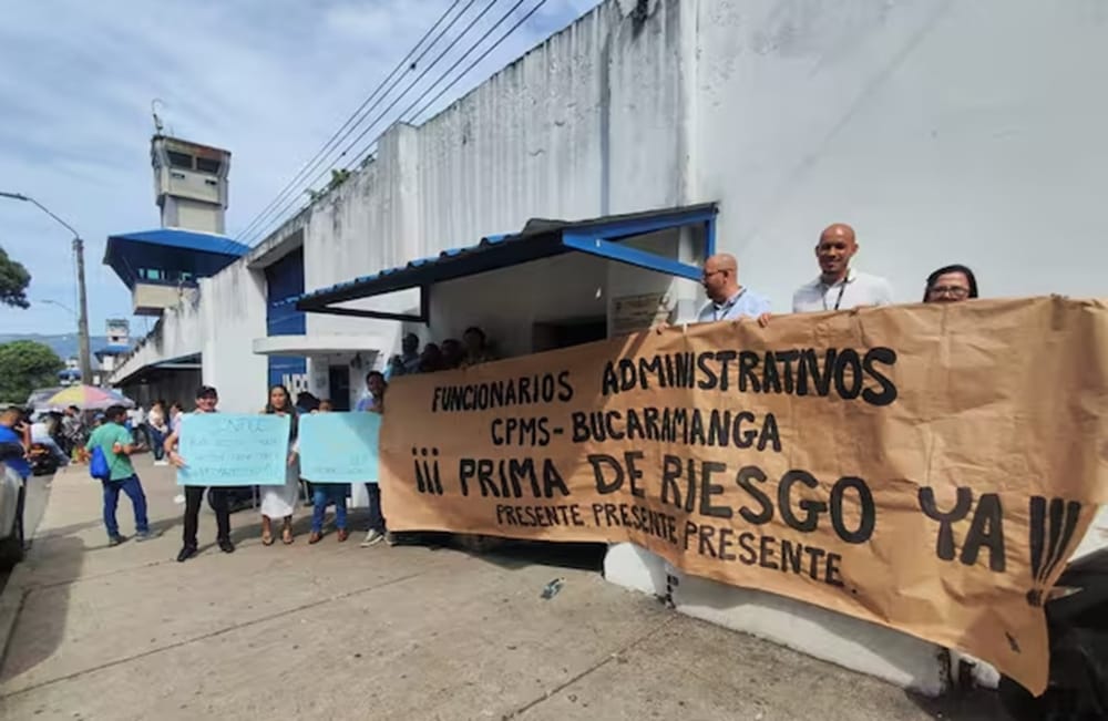 Trabajadores del INPEC protestan frente a La Modelo de  Bucaramanga en reclamo por una prima de riesgos imagen de la publicación